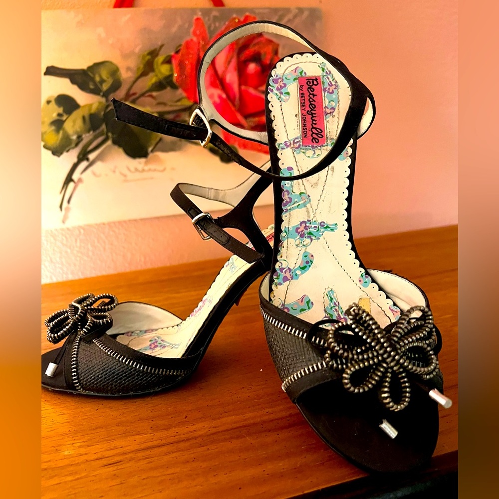ADORABLE Betseyville by Betsey Johnson black sling backs sz 10, LN! ❤️